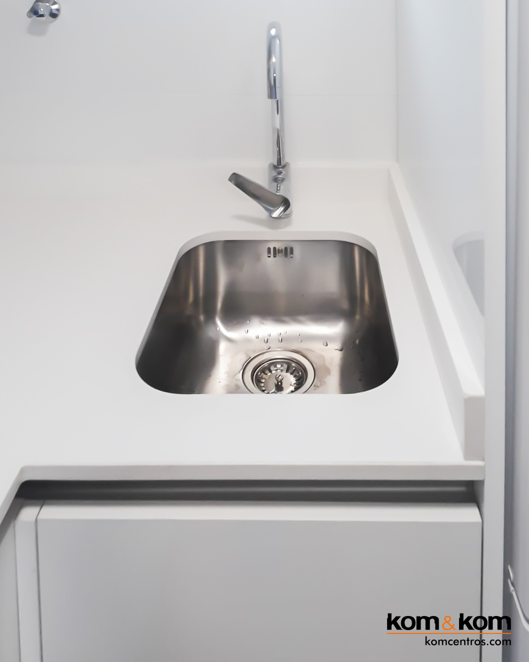 Cocina total White en piso de Benidorm